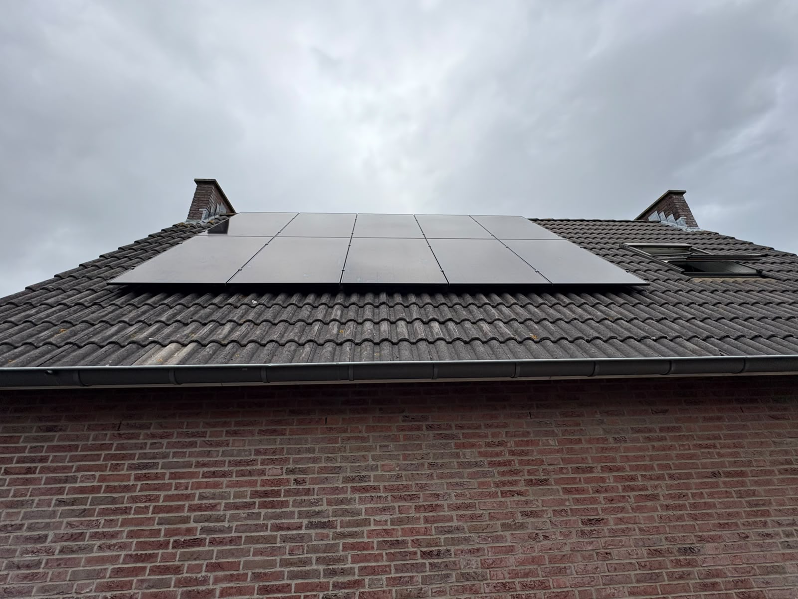 Rij full-black zonnepanelen op een schuin pannendak